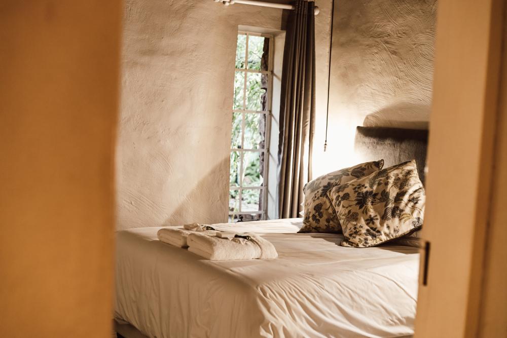 Pierneef's Kraal Guest Lodge Pretoria - Interior view of room 6 bed